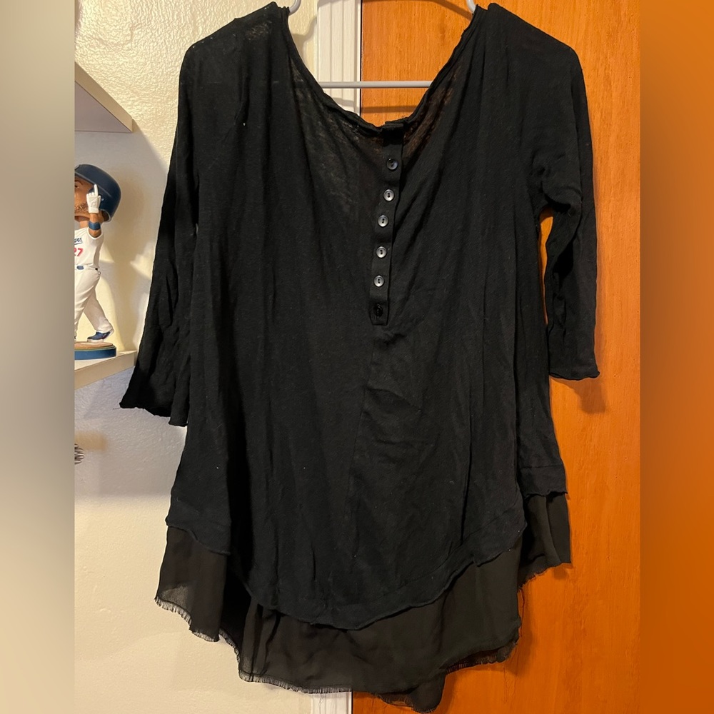 Kimchi Blue mid sleeve top with button detail down the back